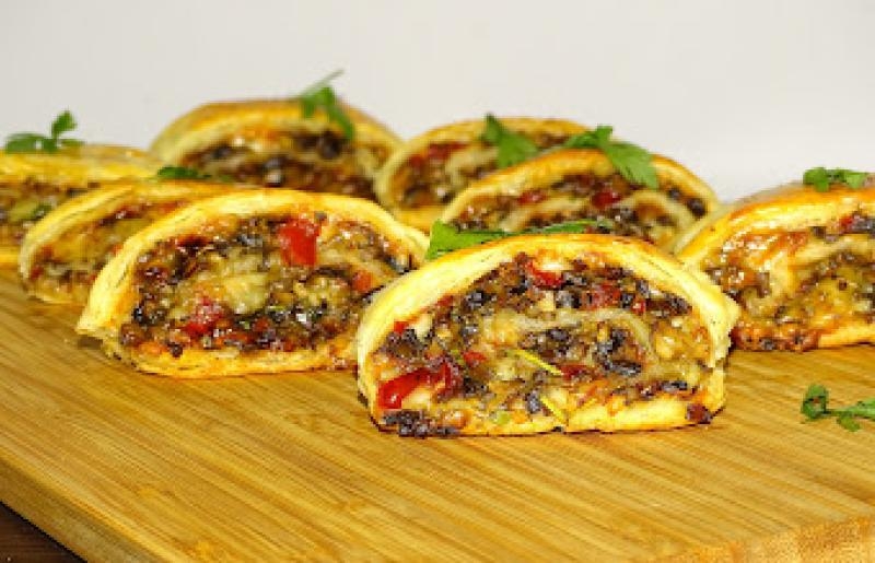 Chrupiące Roladki z Ciasta Francuskiego z Pieczarkami i Papryką