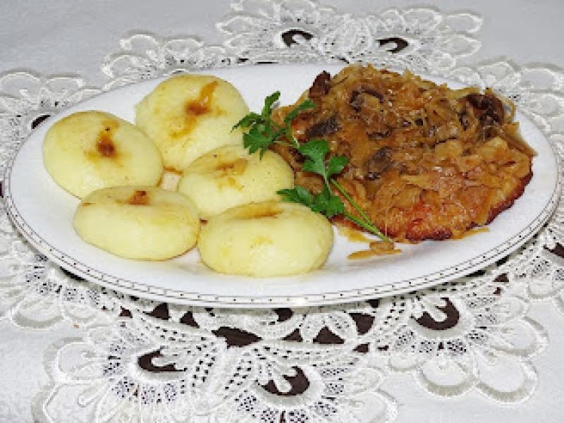 Soczysty schab pieczony w kapuście kiszonej z kluskami śląskimi