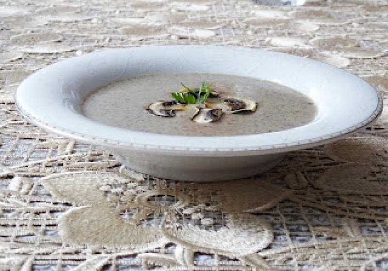 Aksamitna zupa krem z pieczarek z nutą gałki muszkatołowej