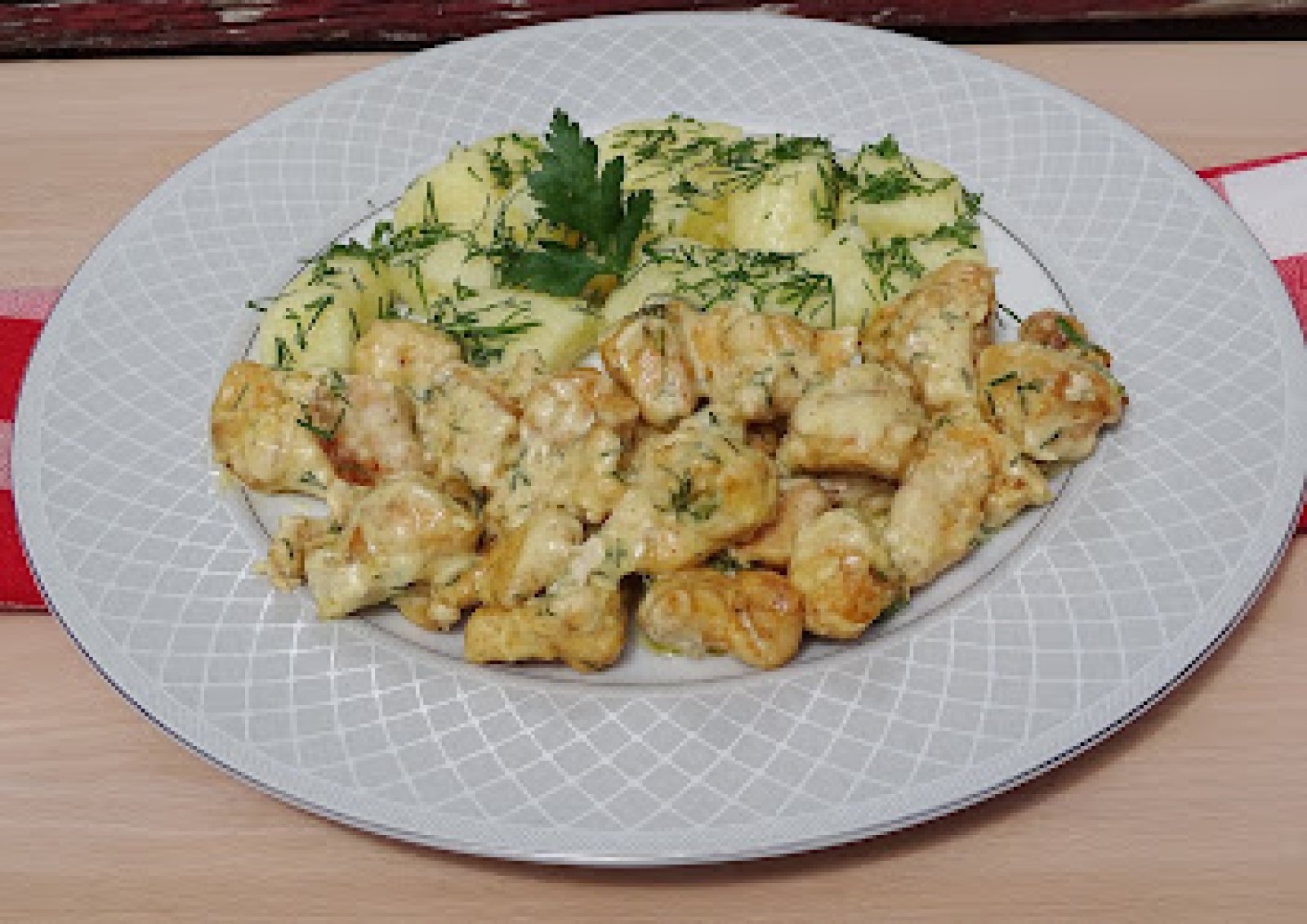 Kurczak w kremowym sosie z koperkiem i ekspresowe kluski „z niczego”