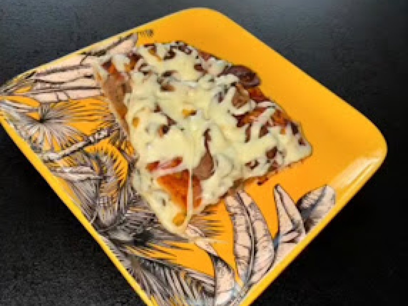 Domowa pizza z pieczarkami i kiełbasą