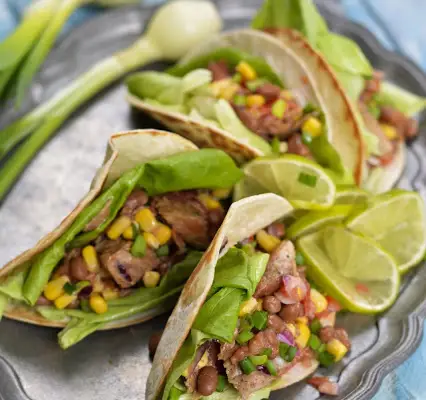 Mini tacos z mięsem i warzywami
