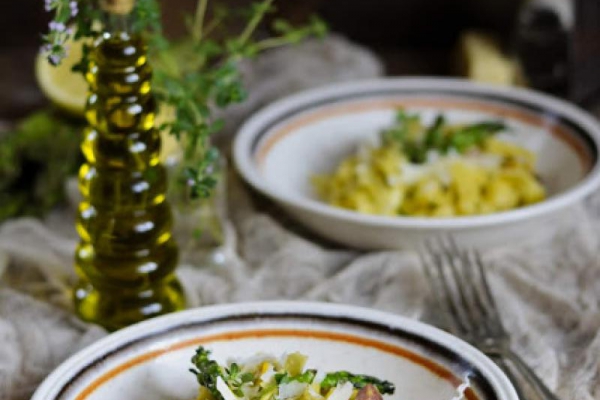 Tagliatelle z sosem cukiniowym i szparagami