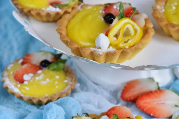 Kruche babeczki z lemon curd i owocami