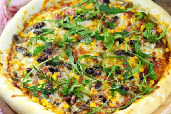 Pizza na cienkim cieście z grubym rantem