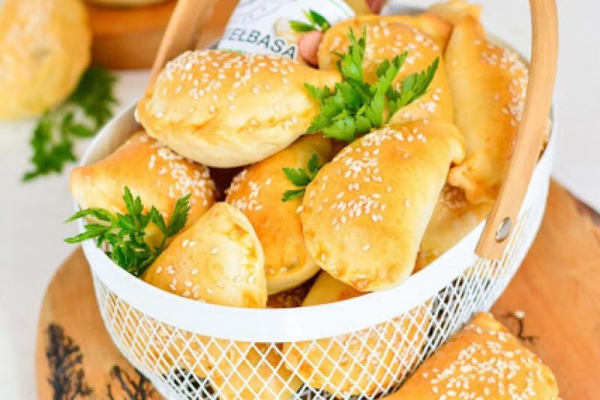 Pieczone pierożki z sosem chrzanowym