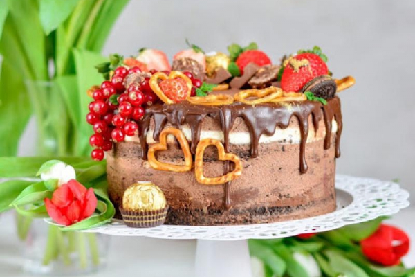 Tort pralinowy z owocami
