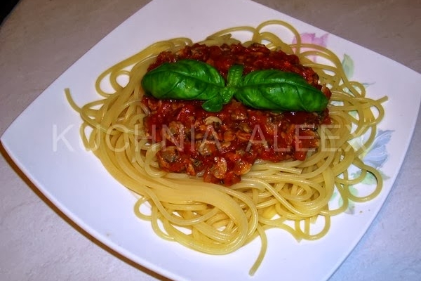 Spaghetti z sosem pomidorowym z dodatkiem małż wg Aleex