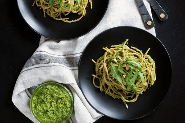 Jak przygotować idealne zielone pesto? Pesto z rukoli z makaronem.