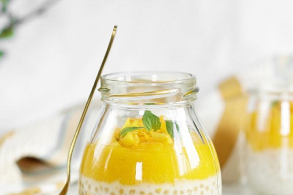 Kokosowo-pomarańczowy pudding z tapioki z mango
