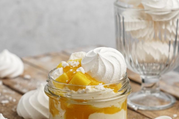 Eton mess z mango