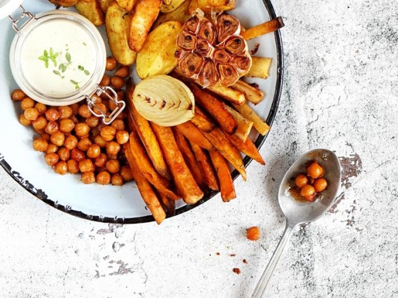 Pieczone warzywa z lekkim sosem czosnkowym