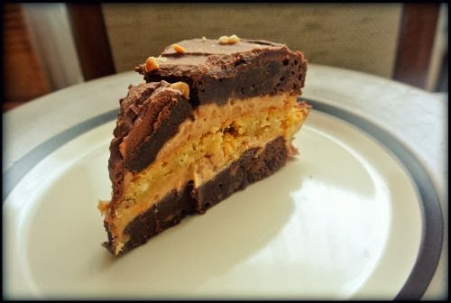 Tort brownie & blondie z orzeszkami, kremem karmelowym i czekoladowym.