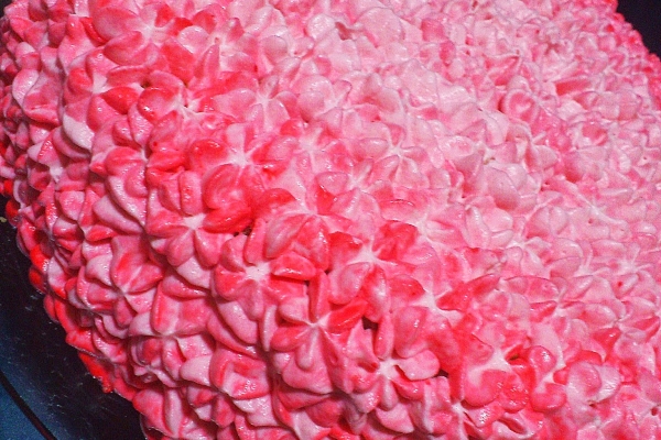 Różowy truskawkowy tort.