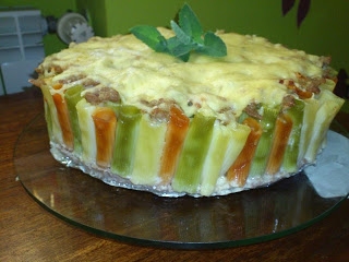 Kolorowy tort makaronowy