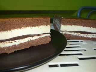 Mleczne ciasto naszpikowane czekoladą.