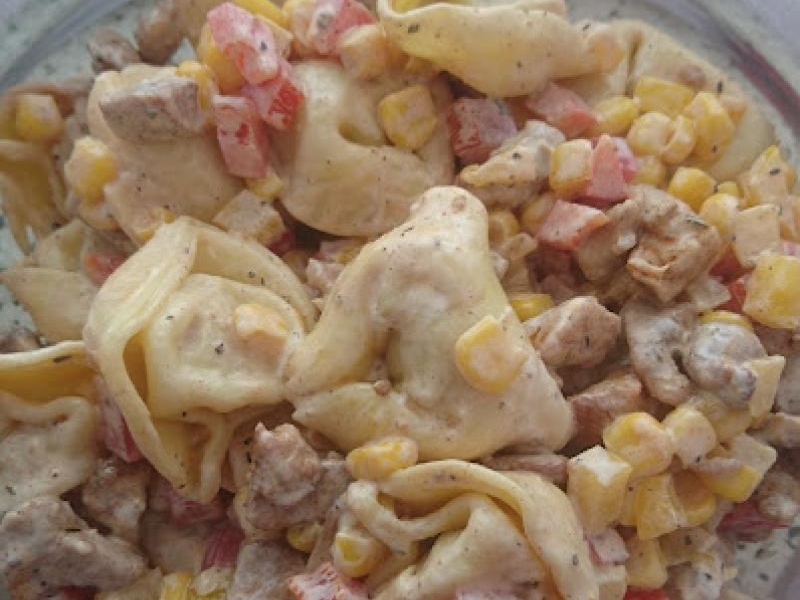 Sałatka z tortellini i kurczakiem gyros