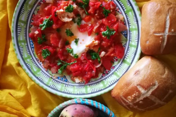 Shakshuka z pomidorami i cebulą