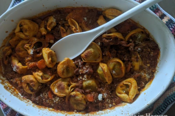 Tortellini zapiekane w sosie bolognese z parmezanem