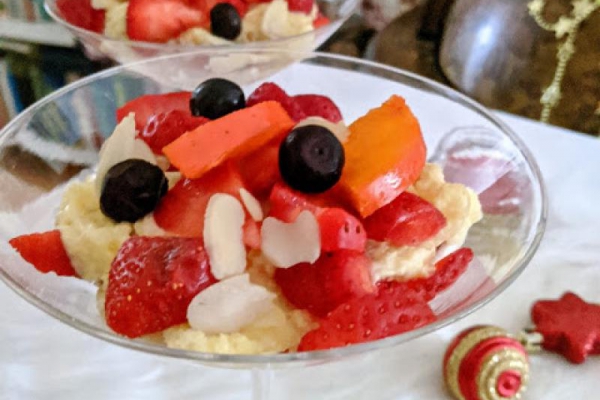 Zimowy deser z likierem, mascarpone i owocami