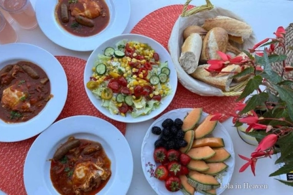 Tunezyjskie kiełbaski zapiekane w sosie pomidorowym z jajkami