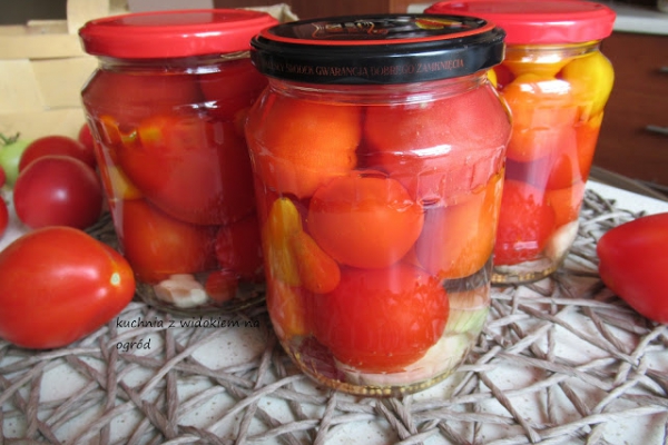 Pomidory w zalewie z czosnkiem i cebulą na zimę. Domowe przetwory.