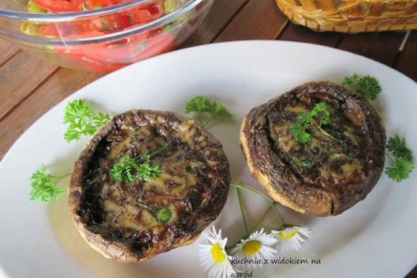 Grillowane faszerowane pieczarki.