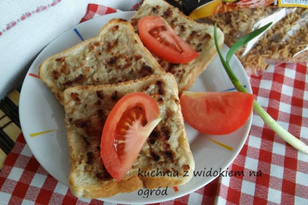 Grillowane tosty z mięsem mielonym i cebulką prażoną.