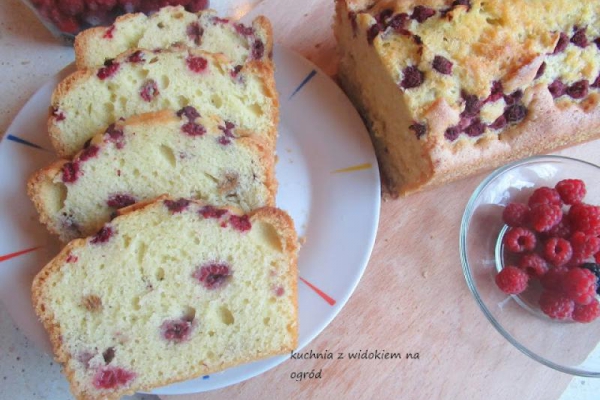 Błyskawiczna babka z malinami.