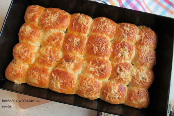 Odrywane bułeczki drożdżowe z pieczarkami i mozzarellą
