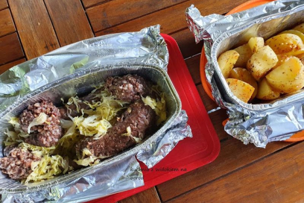 Grillowana kaszanka z kiszoną kapustą i ziemniaczki.