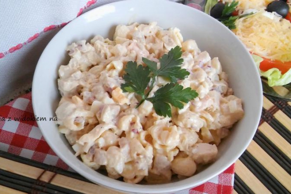 Sałatka makaronowa z pieczonym kurczakiem i marynowanymi pieczarkami.