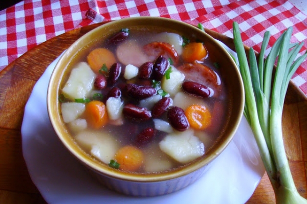 Zupa ziemniaczano - fasolowa z boczkiem i kiełbasą. Jesienna kartoflanka z fasolą.