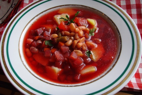 Barszcz ukraiński. Smaczna, pożywna buraczkowa zupa.
