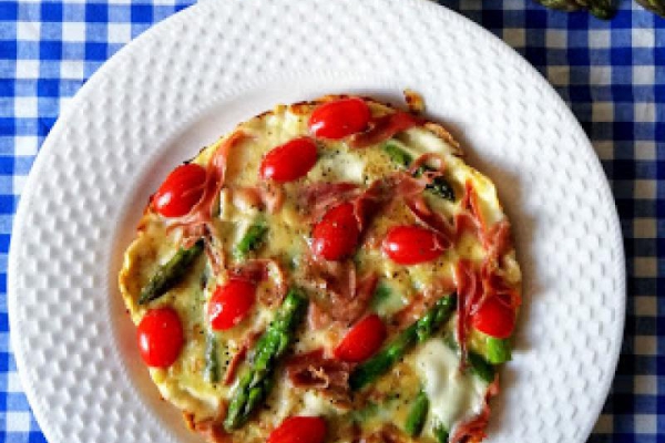 Omlet ze szparagami, mozzarellą i szynką parmeńską