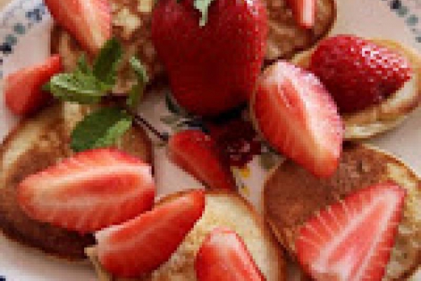 Placuszki bananowo-kokosowe z truskawkami