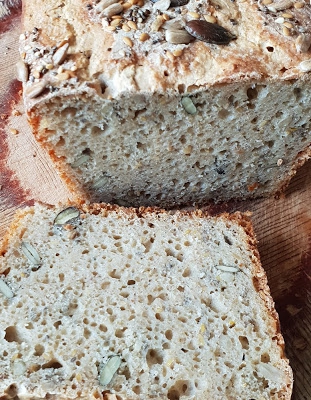 Chleb owsiany z ziarnami, na zakwasie