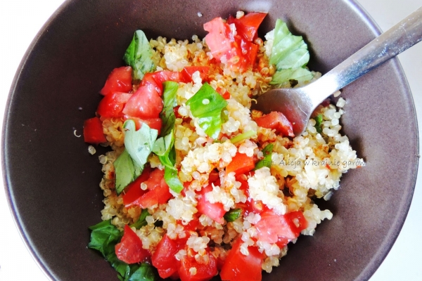 Błyskawiczna sałatka z quinoa (komosy ryżowej) 