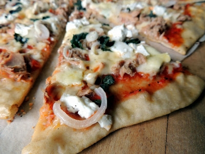 Pizza żytnio-pszenna, z tuńczykiem i trzema serami