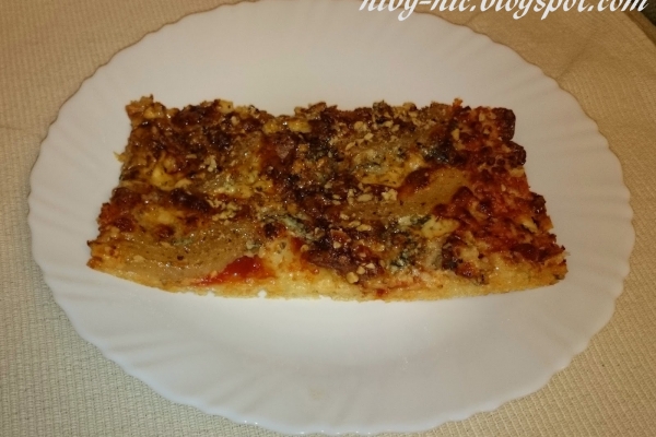 Pizza z marynowaną gruszką i serem pleśniowym