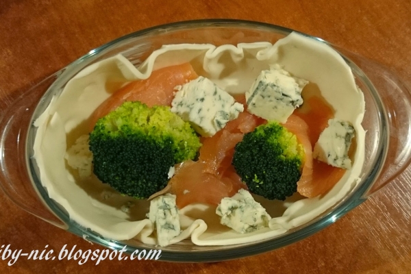 Mini zapiekanki z brokułami, łososiem i gorgonzolą