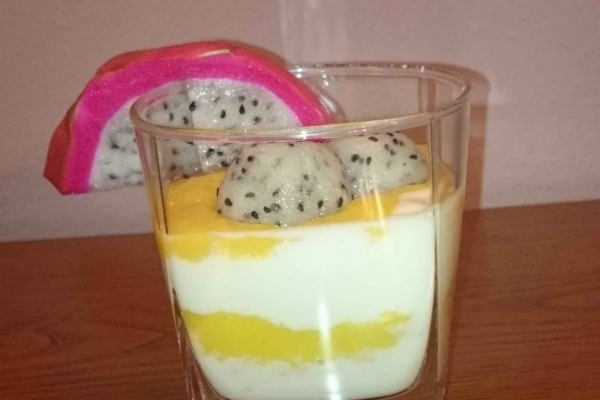 Smoczy deser - pitaja, mango i jogurt