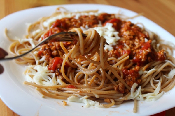 Spaghetti bolognese z pomidorami z puszki