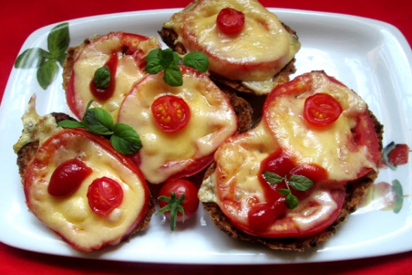 Czosnkowe grzanki z pomidorami i serem