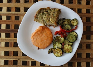 Obiad dietetyczny: medalion z łososia z zapiekanką z kaszy i pieczonymi warzywami