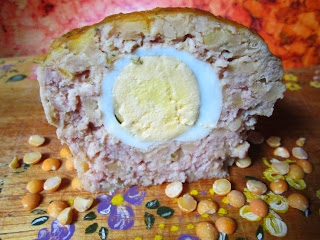 Pieczeń- klops grochowo- mięsny z jajkiem w środku