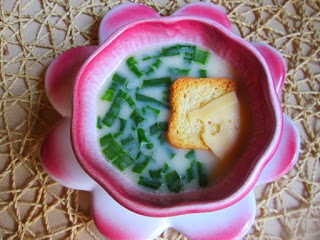 Zupa serowa z grzankami