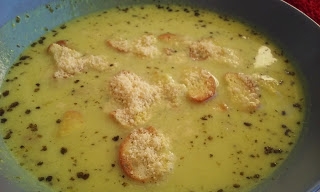Zupa czosnkowa w bake rollsami zamiast grzanek