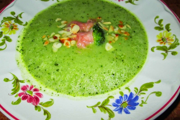 Zupa brokułowa z łososiem i migdałami