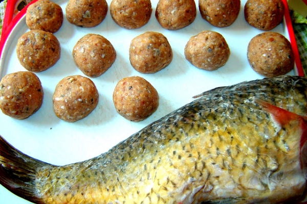 Klopsiki rybne z karpia w pikantnym sosie